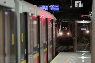Warszawa: Potworna tragedia w metrze. Kobieta rozjechana przez pędzący pociąg