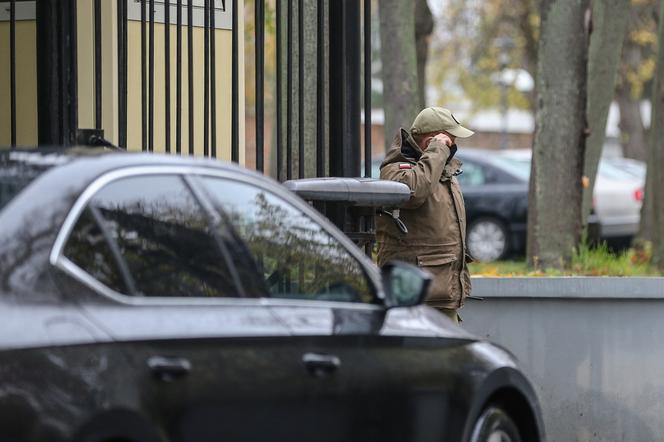 Naczelnik założył maskę