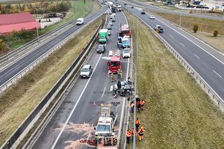 Wjechał Uberem prosto w drogowców. Są ranni