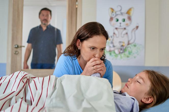 Na Wspólnej odc. 3531: Michalina Misia (Zoe Messy), Joanna (Anna Cieślak), Bogdan (Wojciech Brzeziński)
