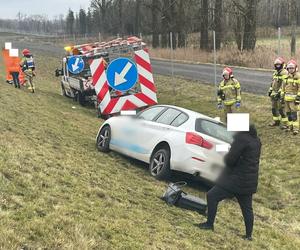 Na S5 koło Kościana kierowca osobówki uderzył w pojazd służby drogowej