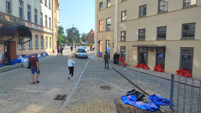 Trwa zabezpieczanie budynków na Wyspie Młyńskiej, na osiedlu Nadodrze 