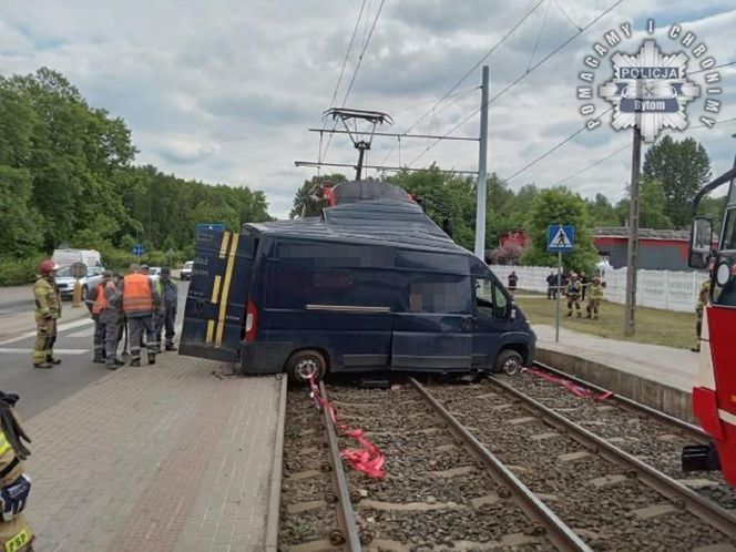Groźna kolizja w Bytomiu. Tramwaj zderzył się z samochodem dostawczym