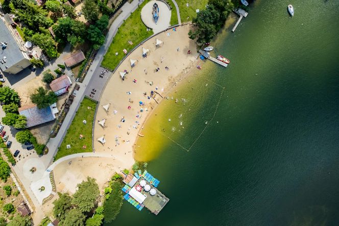 W tej wsi jezioro Czarne łączy się z Białym. Ich wody mieszają się z wodą jednego z największych sztucznych zalewów w Polsce