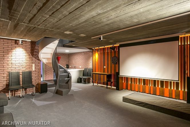sala kinowa w piwnicy