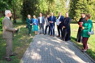 Trzy młode buki purpurowe na Skwerze Leśników Polskich wspólnie zasadzili pracownicy Nadleśnictwa Siedlce i Lasów Państwowych, władze miasta Siedlce i radni.