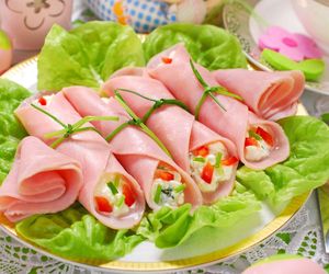 Wielkanocne roladki z szynki z kremowym serkiem i papryką. Świąteczny przepis „last minute”  