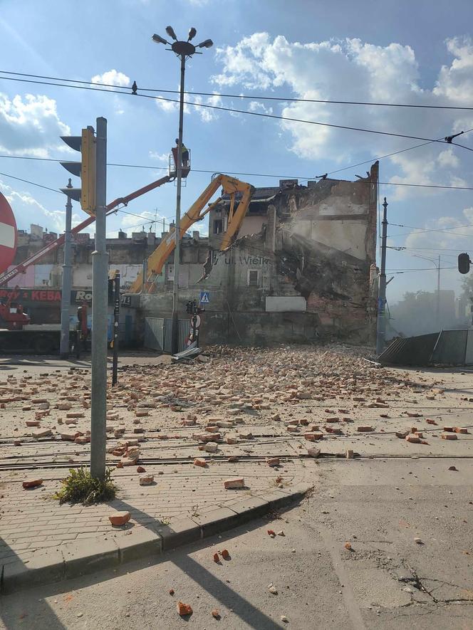 Katastrofa budowlana na Limanowskiego. Rozbierany budynek zawalił się na ulicę