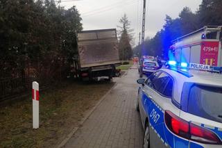 Ciężarówka uderzyła w ogrodzenie, mężczyzna nie przeżył