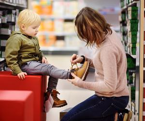 Te buty dla dzieci rozchodzą się w mgnieniu oka. Zestawiamy dla was cenowe hity z dyskontów i sieciówek