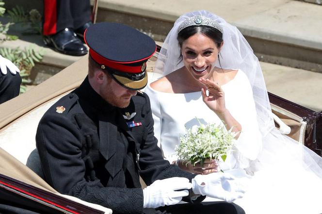 KSIĄŻĘ HARRY I MEGHAN MARKLE W KARECIE - TŁUMY.