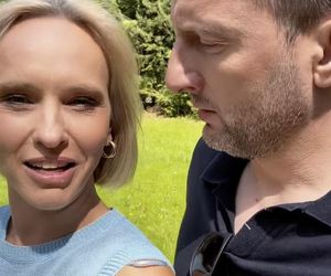 M jak miłość. Dorota (Iwona Rejzner), Bartek (Arkadiusz Smoleński) na planie