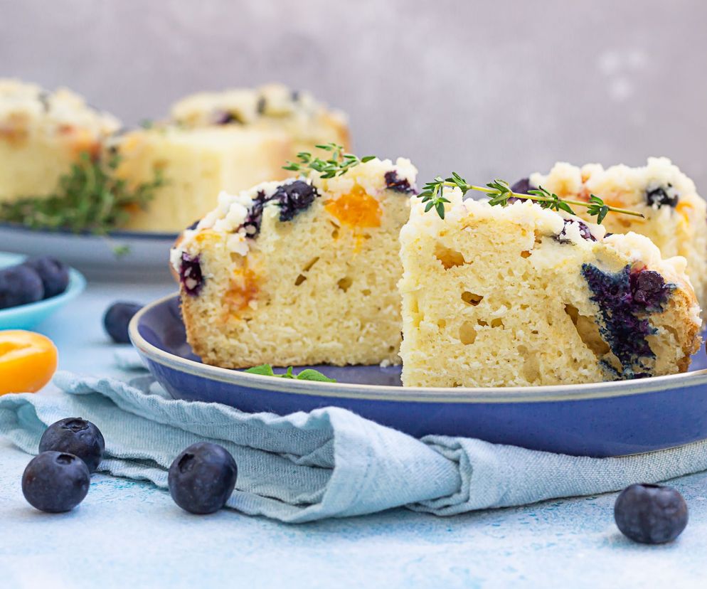 Maślane ciasto drożdżowe - przepis na wilgotny i ciężki placek drożdżowy