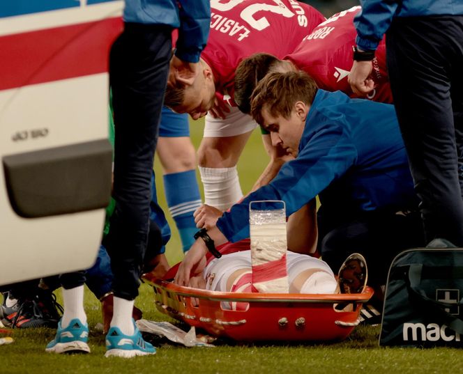 Rafał Mikulec w spotkaniu z Miedzią Legnica nabawił się bardzo groźnie wyglądającej kontuzji. Zawodnik długo opatrywany był na murawie, skąd zabrała do karetka