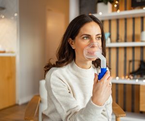 Domowe inhalacje na kaszel. Sprawdź, czego nie wlewać do nowoczesnego inhalatora.