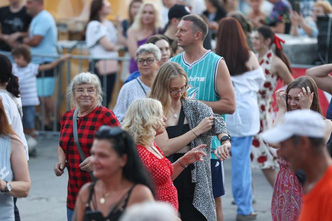 Potańcówka przed teatrem w Katowicach