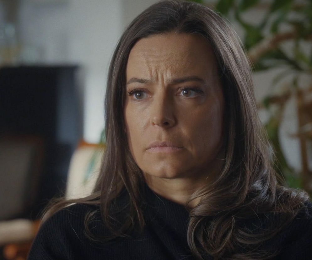 Kobieta o brązowych włosach i zatroskanym wyrazie twarzy, odzwierciedlającym trudne emocje Magdy Budzyńskiej z M jak miłość. Jej czoło jest zmarszczone, a spojrzenie skierowane w bok, co podkreśla skupienie na dramatycznych wydarzeniach w serialu. Więcej informacji o serialowych perypetiach znajdziesz na Super Seriale.