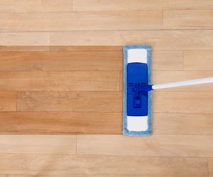 Wlej do miski z wodą i przemyj matowe panele w swoim domu. Będą lśnić jak zwierciadło. Czyste i bez smug. Mycie paneli 