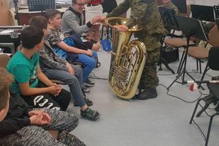 Niepełnosprawni uczniowie z PSP nr 12 zgłębiali tajniki muzyki z Orkiestrą Wojskową w Radomiu