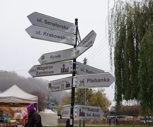 Mglisty Kazimierz Dolny w obiektywie. Miasteczko nad Wisłą przyciąga turystów nawet późną jesienią