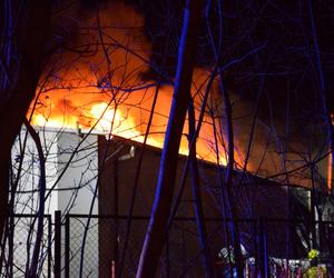 Pali się supermarket Intermarche w Górze. Pożar trawi go od kilku godzin