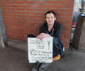 Łukasz stał na ulicy i prosił o pracę. To, co zrobili internauci chwyta mocno za serce