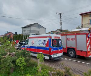 Czołowe zderzenie w Dąbrowie. Wśród poszkodowanych trójka dzieci, trwa walka o życie