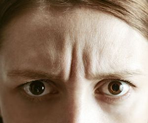 Lwia zmarszczka: jak się jej pozbyć? Domowe sposoby i nie tylko