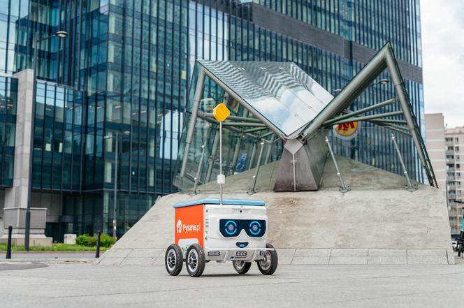 Na ulice Warszawy wyjechał pierwszy w historii marki, półautonomiczny robot dostawczy Pyszne.pl