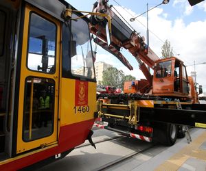 Tramwaj na Stegnach zawisł nad ziemią. Strażacy padli na kolana 