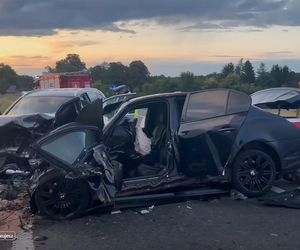 Nie żyje 61-letnia kobieta, kierowca BMW w ciężkim stanie. Tragiczny wypadek na DK 17