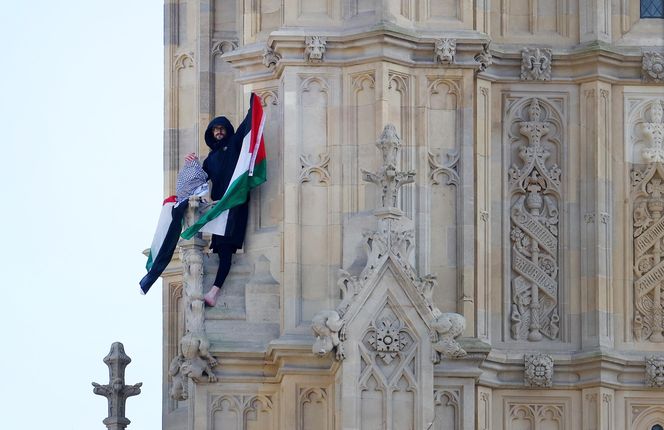   Zamknięto obszar wokół Big Bena. Na wieżę wspiął się mężczyzna z flagą Palestyny