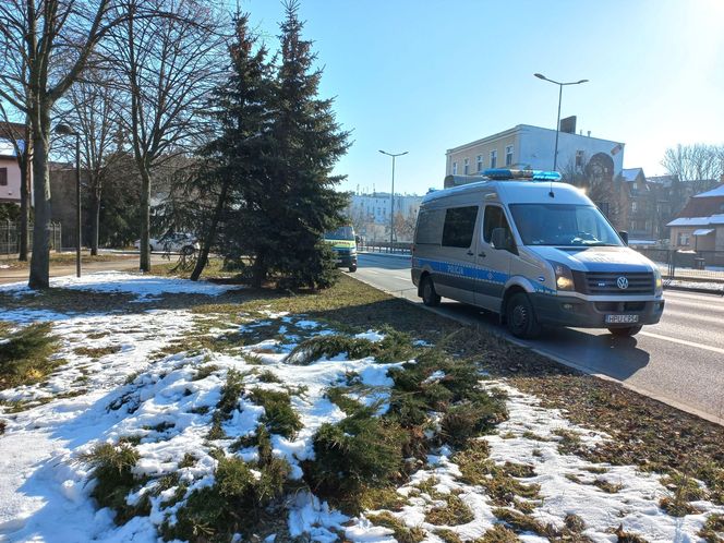 "Dzwon" przed wiaduktem w Lesznie. Kolizja białych firmowych aut [ZDJĘCIA]