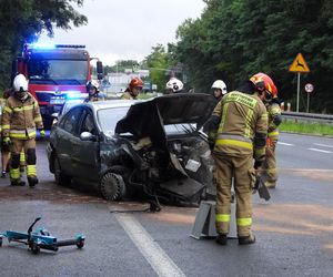 Tragiczny poślizg pod Wołominem. Dwie osoby w szpitalu po zderzeniu czołowym