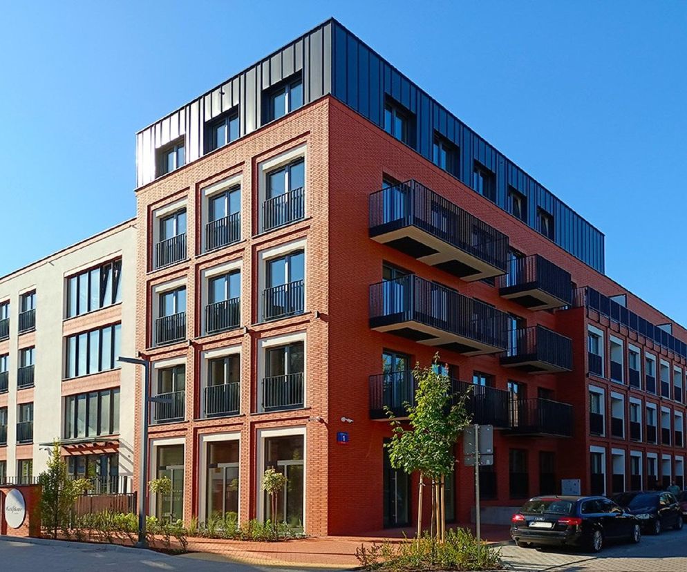 Nowoczesny budynek mieszkalny wielorodzinny z usługami w Pruszkowie, elewacje z cegły klinkierowej i tynku, oraz blachy tytanowo-cynkowej na dominantach, projektu AZT Architekci Sp. z o.o., zgłoszony do konkursu ŻYCIE W ARCHITEKTURZE 2025. Więcej o architekturze na Architektura Murator Plus.