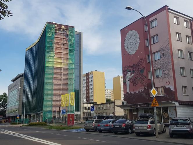 Kultowy mural "Wyślij pocztówkę do babci" wraca do Białegostoku. Zobacz postępy prac