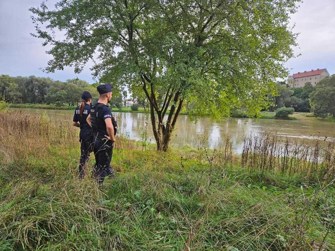 Policjanci monitorują rzeki na Podkarpaciu 