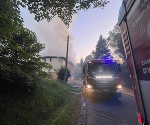 Dramatyczny pożar na Dolnym Śląsku. Mężczyzna ewakuowany przez okno, budynek doszczętnie zniszczony