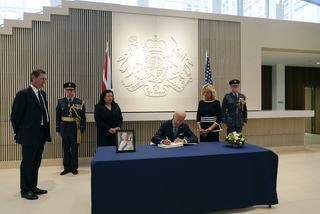 Prezydent Joe Biden w ambasadzie składa kondolencje po śmierci królowej Elżbiety II