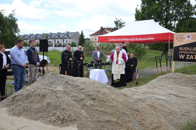 Abp Marek Jędraszewski poświęcił plac pod rozbudowę Zakładu Opiekuńczo-Leczniczego Caritas w Zatorze