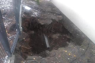 W Trzebini po raz kolejny zapadła się ziemia. Dziura na prywatnej działce ma głębokość ok. 2,5 metra