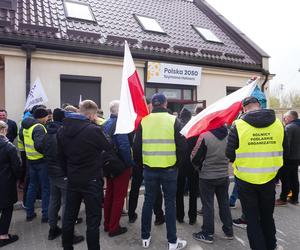 Protest rolników w Białymstoku. Siano i obornik przed biurem marszałka Hołowni