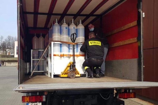 Strażacy dostarczają butle z tlenem do szpitala Praskiego 