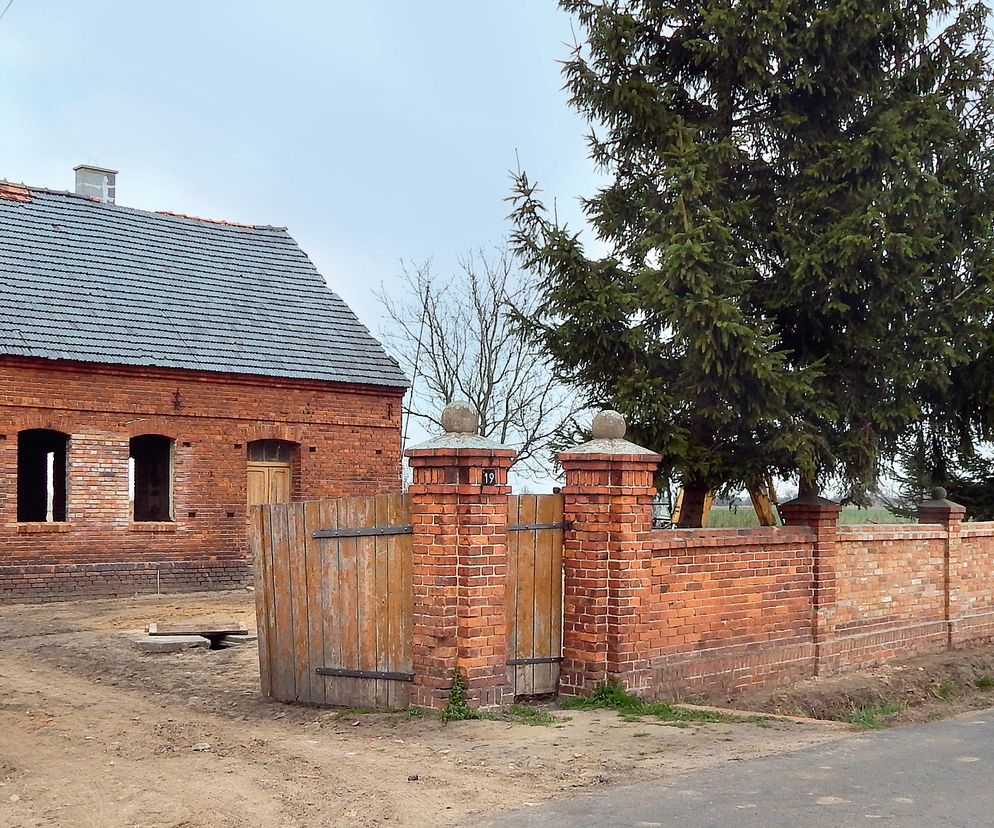 Podnieśli siedlisko z ruin. Urzekła ich czerwona cegła