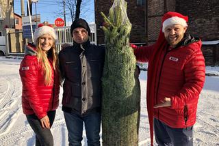Boże Narodzenie 2021 z choinkami od VOX FM. Nasz kurier dostarczył nie tylko drzewka ale także mnóstwo radości