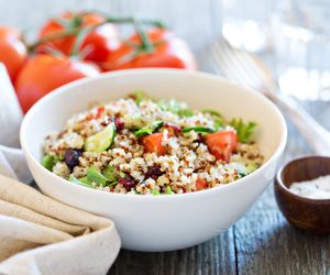 Quinoa: sałatka z komosy ryżowej z suszonymi pomidorami
