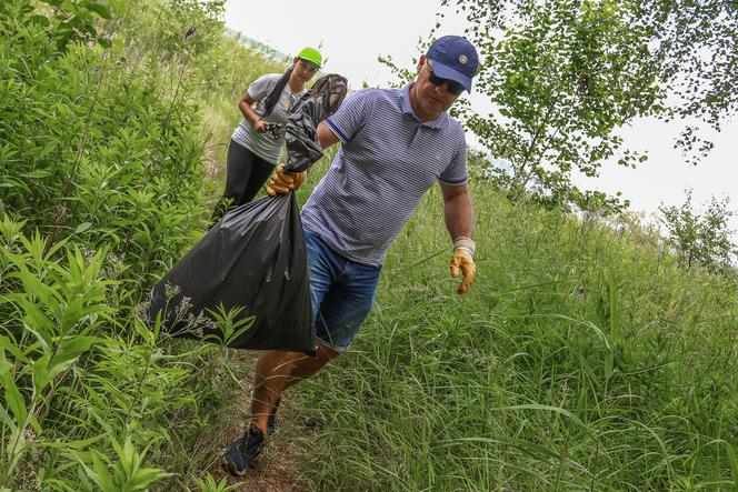 Prezydent Szczecina pomógł w sprzątaniu Plaży Mieleńskiej
