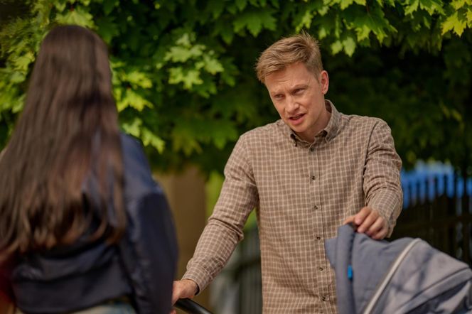 Na Wspólnej odc. 4067. Igor (Jakub Wesołowski), Julka (Maja Oświecińska)