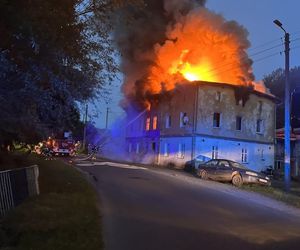 Dramatyczny pożar na Dolnym Śląsku. Mężczyzna ewakuowany przez okno, budynek doszczętnie zniszczony