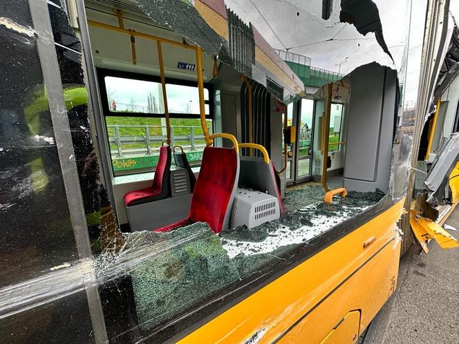 Totalna demolka na Bielanach. Roztrzaskane tramwaje i wielu rannych! Trzy osoby trafiły do szpitala